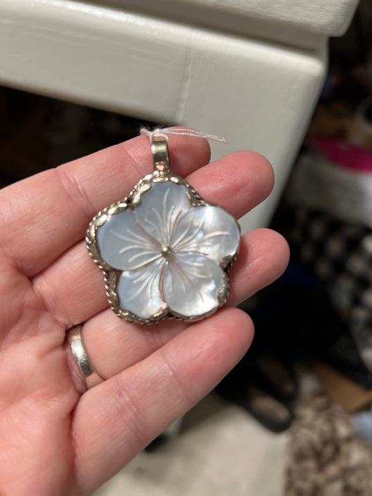 Mother of Pearl - Flower Pendant Cedar Hill Country Market