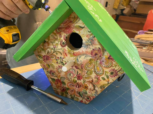 Carolina Wren/Chickadee Birdhouse W/Hinged Clean Out Roof-Spring Damask Cedar Hill Country Market